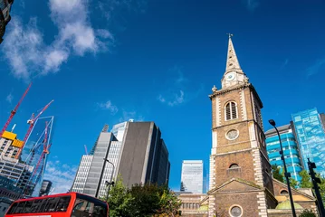 Poster London, Verenigd Koninkrijk. 20 juli 2021. St Botolph zonder Aldgate en Holy Trinity Minories kerk met moderne wolkenkrabbers en iconische rode bus op de voorgrond © ingusk