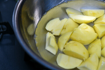 カットしたジャガイモを水にさらして脱色防止