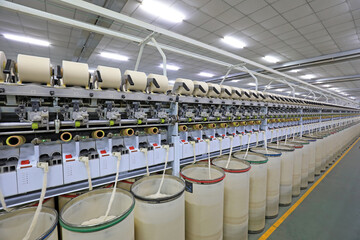 Spinning machinery and equipment are in the production workshop