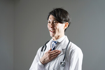 男性　医者　グレー背景