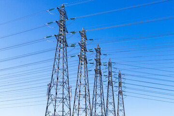 six pylônes électriques en rangée