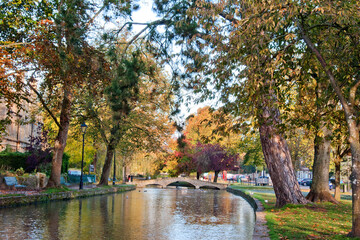 Obraz premium Bourton on the Water Autumn Trees Cotswolds Gloucestershire