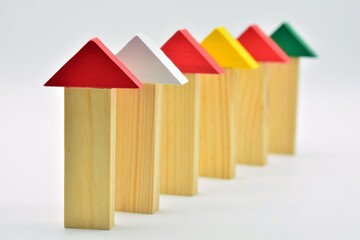 Casas hechas con bloques de madera en fila, efecto dominó
