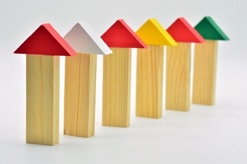 Casas hechas con bloques de madera en fila, efecto dominó - obrazy, fototapety, plakaty