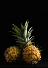 Obraz premium Pineapple fruit tastes good on a black background.Silhouette style