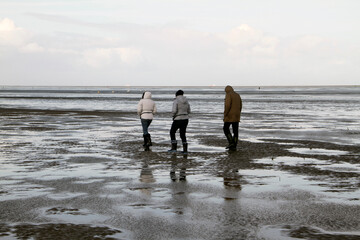 Wattwandrer in Cuxhaven, Gezeiten, Gezeiten, Nordsee, Cuxhaven, Niedersachsen, Deutschland,...