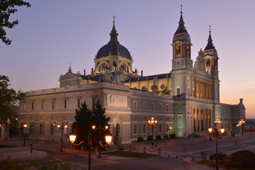 Vista nocturna de la catedral de la Almudena en el centro histórico de Madrid, España