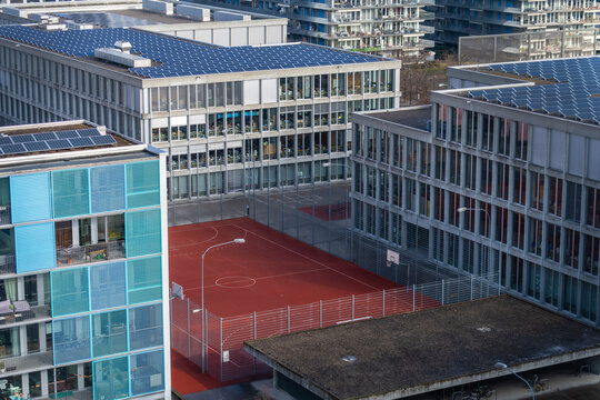 Sportplatz in den Hochhausschluchten einer Grossstadt (Z&uuml;rich Seebach)
