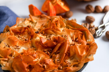 Pastete mit Filoteig, gefüllt mit Kürbis und Walnüssen