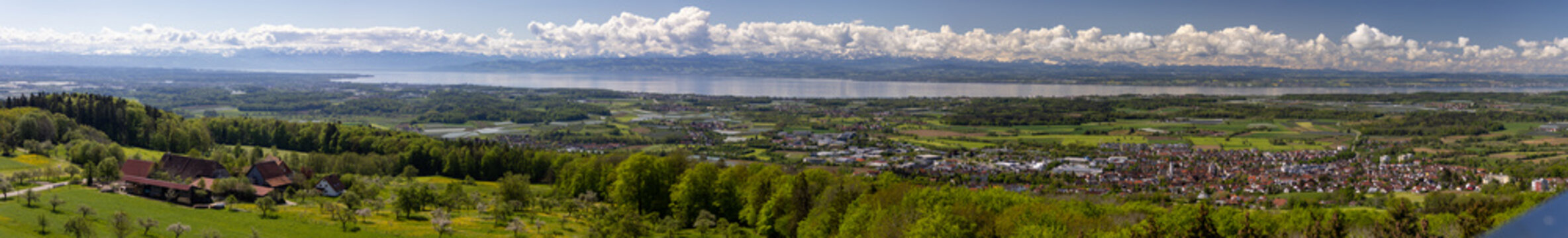 Panoramablick vom Gehrenbergturm bei Markdorf &uuml;ber den Bodensee zum Alpenpanorama
