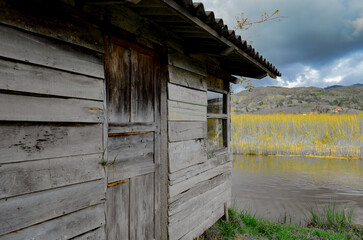 Casa típica en el embarcadero de El Puerto de la Laguna de la Cocha, Nariño, Colombia.