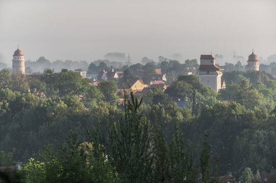 Ausblick von Marienh&ouml;he mit Hexenfelsen auf  historische Altstadt mit umlaufender Stadtmauer mit &uuml;berdachtem Wehrgang mit den Stadttoren L&ouml;psinger Tor, Deininger Tor und Reimlinger Tor  in N&ouml;rdlingen.