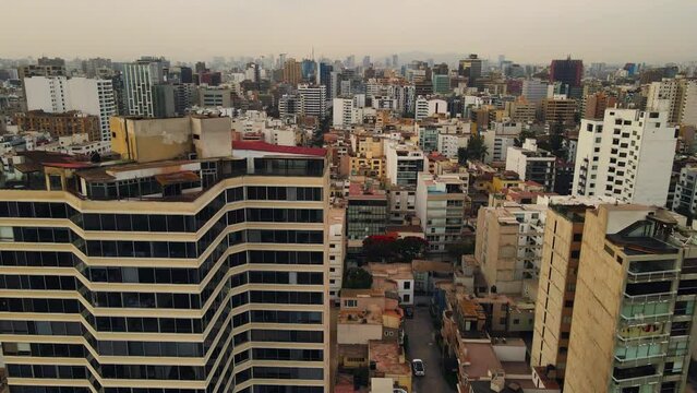 Cruzando edificios en Lima, Per&uacute;.