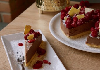 Sernik czekoladowy z malinami © Fotosylwester