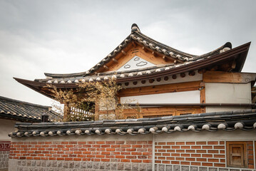 Obraz premium Traditional Korean residential house with roof tiles at Bukchon Hanok Village in Seoul, South Korea.