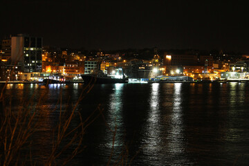 Obraz premium View looking across the harbor at the St. John's dockyard and downtown St. John's.