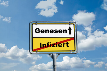 Genesen - Infiziert Schild mit Wolken im Hintergrund