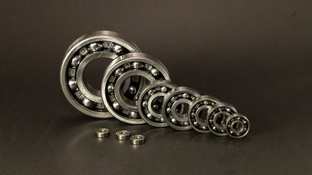 Rodamientos de bolas y rodamientos c&oacute;nicos de acero. Uso industrial y automotriz.