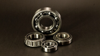 Rodamientos de bolas y rodamientos cónicos de acero. Uso industrial y automotriz.