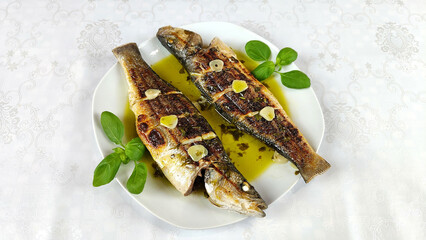 robalo grelhado com molho de manjeric&atilde;o