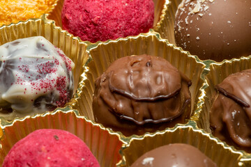 金色の箱に入った丸いチョコレート、クロースアップ