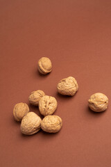 Nueces sobre fondo marrón vertical