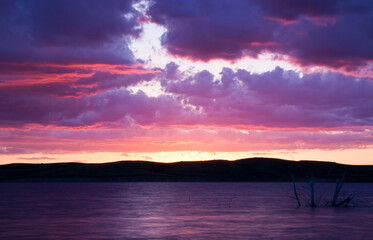 Obraz premium sunset over the lake