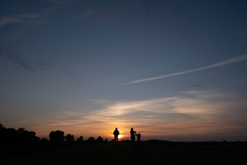 Fototapeta na wymiar Drohnenpilot im Sonnenuntergang