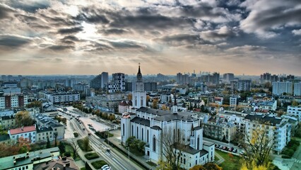Dramatyczne chmury nad Warszawą plac Szembeka - obrazy, fototapety, plakaty