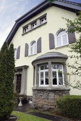 Fototapeta na wymiar Gepflegte Villa im Kölner Stadtteil Rodenkirchen