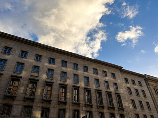 Fassade des Bundesfinanzministeriums mit blauem Himmel und Wolken | Berlin, Deutschland