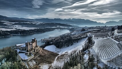 Zimowy zamek nad jeziorem w Dolomitach