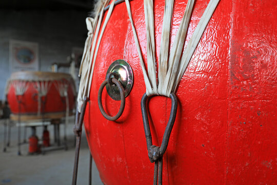 The cowhide drum is in a workshop in North China