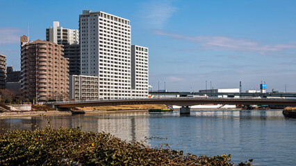 Obraz premium 河川とビル