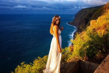 woman in a wedding dress in the mounatins from madeira portugal  - obrazy, fototapety, plakaty