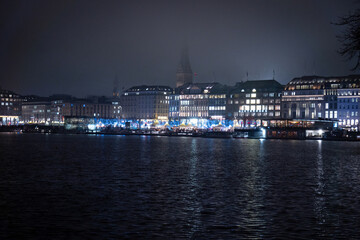 Obraz premium The Alster lake in the city center of Hamburg by night - street photography
