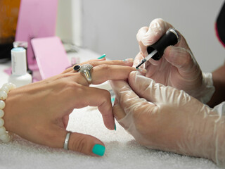 manicura mujer haciendo las uñas en el trabajo