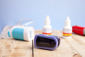 oxímetro de mão azul, aparelho portátil utilizado para medir e monitorar a oxigenação no sangue