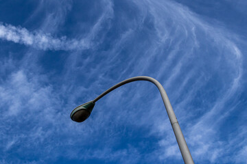 青空と雲と街灯
