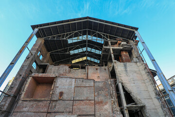 Obraz premium The ancient cement rotary kiln is in a discontinued cement factory in North China