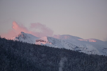 冬の阿寒湖から見える朝日で赤く染まった雌阿寒岳