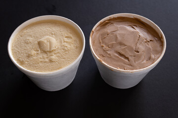 Dos botes de helados de vainilla y chocolate, postres. 