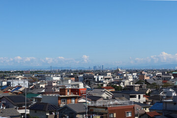遠くに霞む名古屋市の高層ビル群