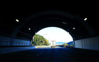 高速道路のトンネルを走行するトラック