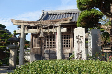 Fototapeta na wymiar 京都、山科の宮道神社の鳥居と拝殿
