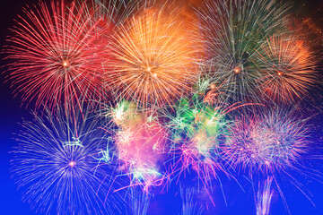 花火　高く輝く花火大会　夜空　花火イメージ　花火大会　カラフル