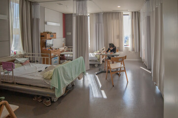 病室で勉強するこども