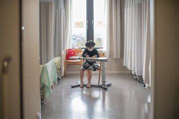 病室で勉強するこども