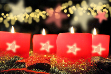 Die vier roten Kerzen brennen im Advent. Zu Weihnachten ein Adventskranz mit festlicher Dekoration.