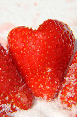 Die gezuckerte Erdbeere, rote Früchte gesüßt in Herzform.